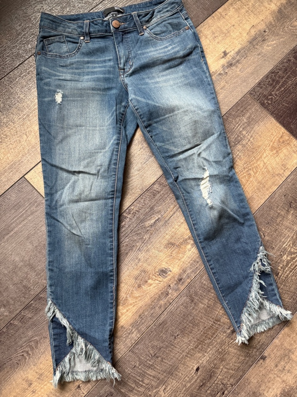 1822 Denim Blue Cropped Frayed Hem Jeans
